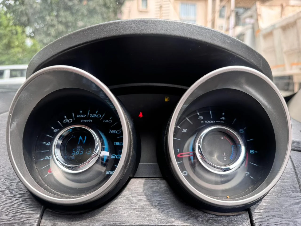 Mahindra XUV500 - Thumbnail 6